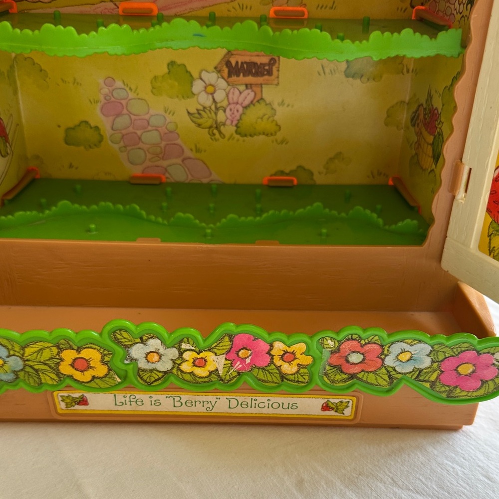 Strawberry Shortcake Wooden Cabinet - Green & Cream - Picture 4 of 6
